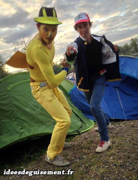 Costume en duo de Pikachu et Sacha en festival d'été