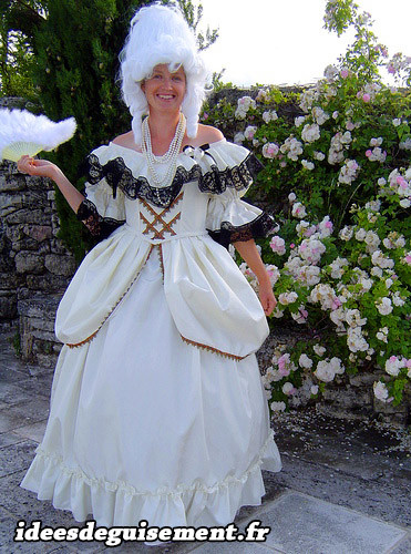 Costume de marquise du 19ème siècle