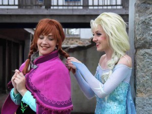 Idees-originales-deguisement-dessin-anime-disney-princesses-Anna-Elsa-a-plusieurs-en-duo