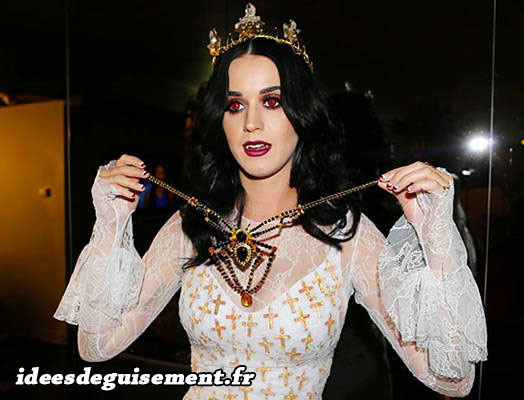 Katy Perry en costume de vampire blanc