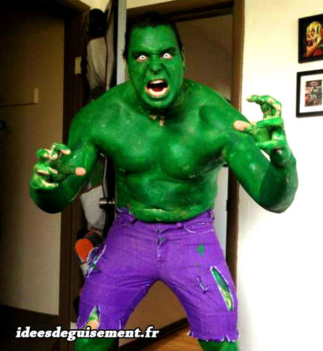 Déguisement réaliste de Hulk avec de la peinture verte