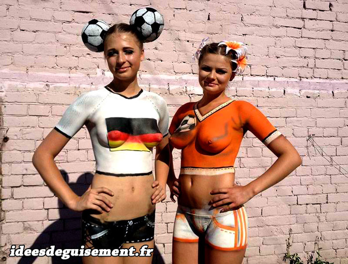 Costumes de supportrices nues allemande et hollandaise