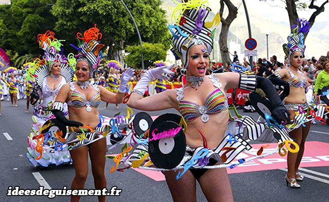 Costume de partition de musique au carnaval de Rio