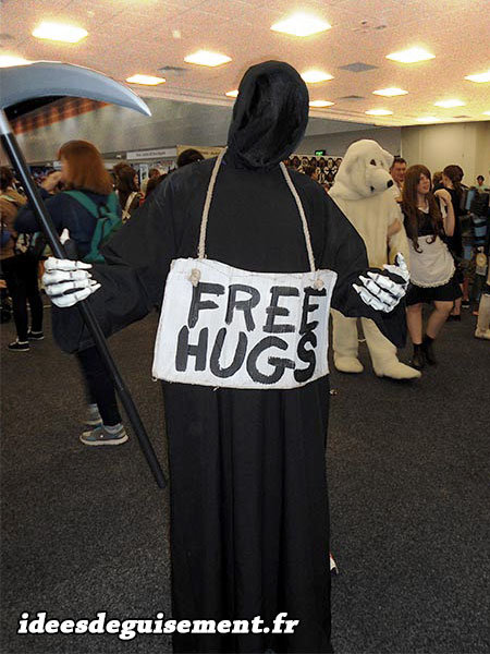 Free Hugs avec un déguisement de la mort